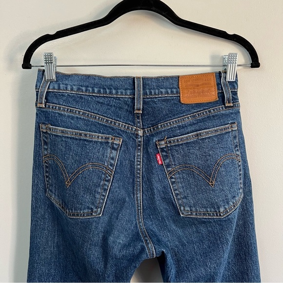 Levi’s Wedgie Straight Jeans in Medium Wash - Picture 12 of 16